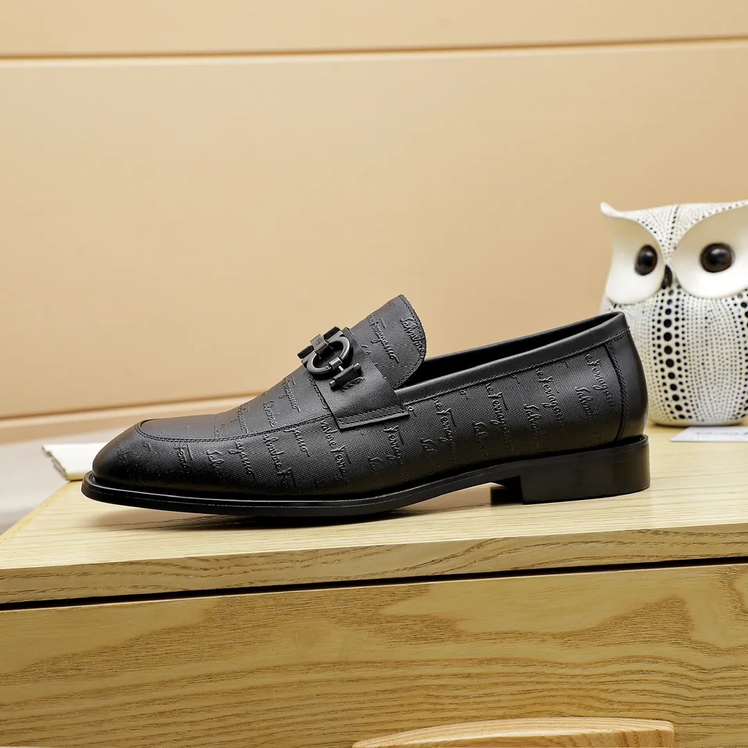 Factory price 460 🔥Ferragamo's new men's casual slip-on shoes🇨🇳Official website original 1:1 mold opening, original quality💯Fine workmanship, high-end luxury☘The upper is made of imported Italian first-layer cowhide🌴Water-dyed🐂Leather lining🍓Rubber wear-resistant and non-slip outsole, breathable and comfortable to wear🍍The first choice for high-grade men, black is optional! Code number 38-44 (45.46. Can be customized)